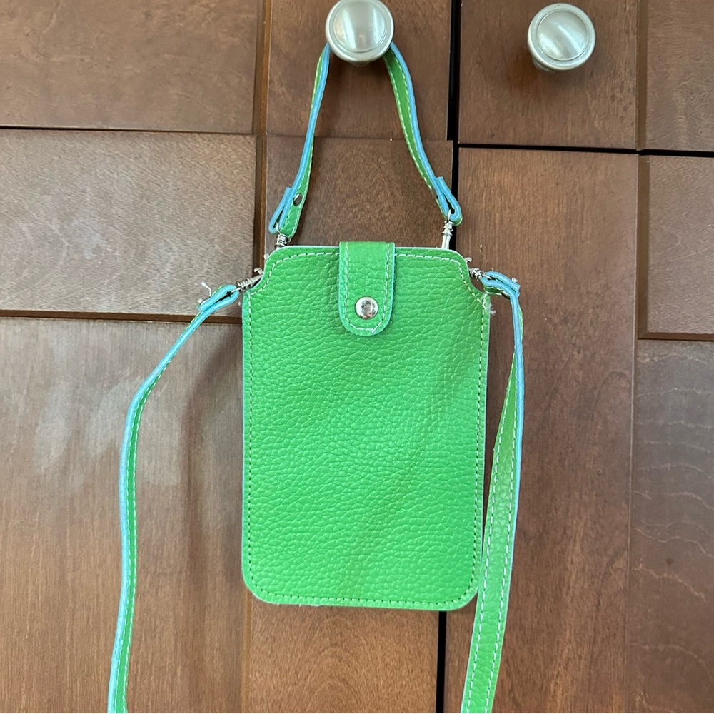 Crossbody phone purse with removable strap.